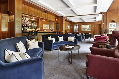 Royal Thames Yacht Club .